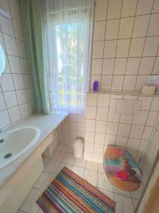ein Badezimmer mit Waschbecken und Toilette in der Unterkunft Ferien-Bungalow Nr-3- im Seebad UeckermündeOT Bellin in Ueckermünde