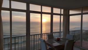 a dining room with a view of the ocean at Apartamento con Vistas Panorámicas in Sueca