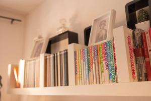 切法卢La Casa di Giò的墙上装满了书的书架