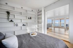 Habitación blanca con sofá y mesa en Cherfull 2 bedrooms, en Oksval 14 fotos más