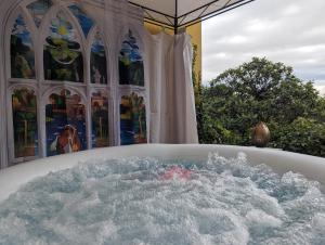 キュエールにあるLa maison sur demandeの建物の前にあるバスタブ