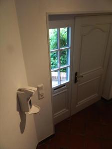Un baño con un dispensador de papel higiénico junto a una puerta. en Helle 1Obergeschosswohnung OG, en Möhnesee