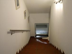 an empty hallway with a stairway with a window and a stair at Helle 1Obergeschosswohnung OG in Möhnesee