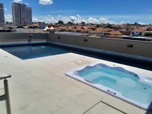 una vasca idromassaggio sul tetto di un edificio di Class Hotel Rio Claro a Rio Claro