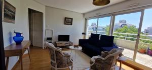 TV a/nebo společenská místnost v ubytování Appartement cosy proche du centre de Vannes