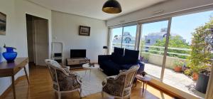 TV a/nebo společenská místnost v ubytování Appartement cosy proche du centre de Vannes