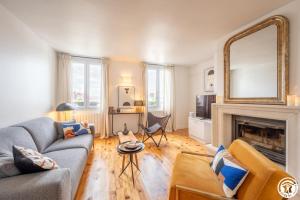 a living room with a couch and a fireplace at L'appart in Compiègne