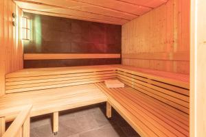 a wooden sauna with a bench in the middle at Ferienhaus am Mühlenberg in Waren +17 photos