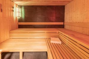 a wooden sauna with a bench in it at Ferienhaus am Mühlenberg in Waren