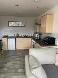 una cucina con divano e piano di lavoro di Anglesey Quiet cottage otto a Gwalchmai