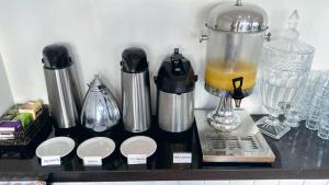 Příslušenství pro přípravu čaje a kávy v ubytování Lym Flat Hotel