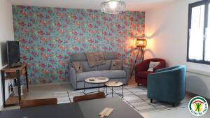 una sala de estar con un sofá y una mesa en Miel et groseilles, en Rogy