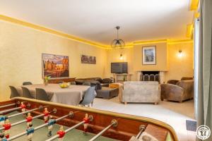 una sala de estar con una mesa y un sofá en Le gite des pins, en Saint-Paul
