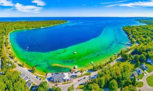 een luchtzicht op een meer met groene algen bij Historic 5BDR Orchard Home in Suttons Bay