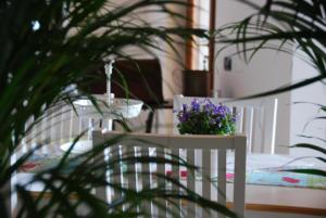 a white crib with a potted plant on it at Il rifugio del Gatto Moro in Valeggio sul Mincio