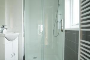 ein Badezimmer mit Dusche und Waschbecken in der Unterkunft Chalet bis sechs Personen ohne Hund - a61188 in Norden