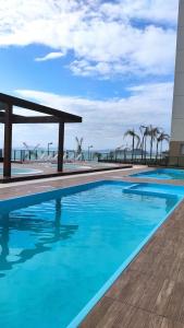 a swimming pool with a view of the beach at Comforto a Beira-Mar com Vista Deslumbrante in Barra Velha