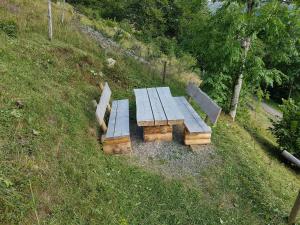 eine Aussicht über einen Picknicktisch und Bänke auf einem Hügel in der Unterkunft Ferienhaus Rombach Wohnung A in Wieden