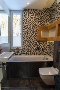 Un baño con bañera, lavabo e inodoro. en HARLEY FAMILY APARTAMENT, en Muszyna 21 fotos más