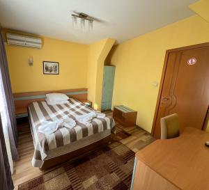 Postel nebo postele na pokoji v ubytování ALPHA family HOTEL