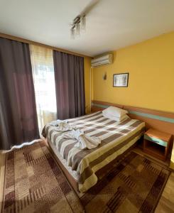 Postel nebo postele na pokoji v ubytování ALPHA family HOTEL