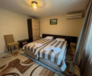 Postel nebo postele na pokoji v ubytování ALPHA family HOTEL