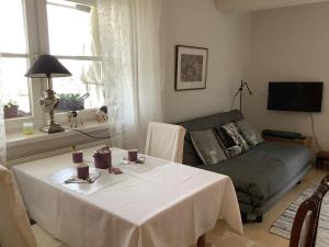 a living room with a table and a couch at Hanni und Nanni in Haldenwang