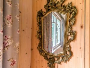 an ornate mirror on a wall with a window at Zigappo Classique in Lychen