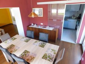 a dining room with a table and a kitchen at FeWo Kailbachtal in Landscheid