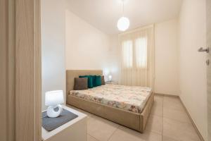 En eller flere senge i et værelse på Baia Verde Apartment