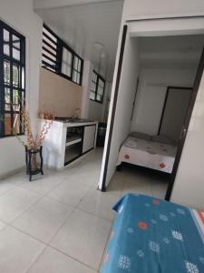 Una sala de estar con cocina y una mesa. en Hotel Detodito, en Cali