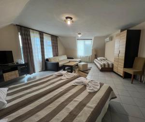 Postel nebo postele na pokoji v ubytování ALPHA family HOTEL