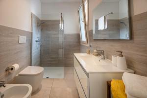 Et badeværelse på Baia Verde Apartment + 30 billeder
