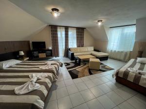 Postel nebo postele na pokoji v ubytování ALPHA family HOTEL