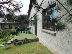 a house with a table and chairs in the yard at Ferienhaus Köllner in Fischbach