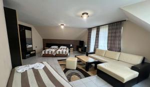 Postel nebo postele na pokoji v ubytování ALPHA family HOTEL