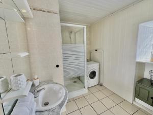 een badkamer met wastafel en wasmachine bij La Casa de Pipo Au cœur de Sarlat in Sarlat-la-Canéda