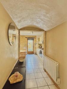 een keuken met een aanrecht en een tafel in een kamer bij La Casa de Pipo Au cœur de Sarlat in Sarlat-la-Canéda