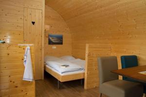 ein kleines Zimmer mit einem Bett in einer Holzhütte in der Unterkunft Kleine Nordseewelle ohne Hund in Norden