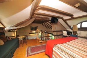 ein Schlafzimmer mit einem Bett und einer Couch in einem Zimmer in der Unterkunft Chalet Charbonnier in Wolpadingen + 6 Fotos