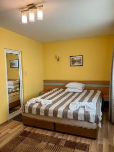 Postel nebo postele na pokoji v ubytování ALPHA family HOTEL