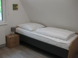Postel nebo postele na pokoji v ubytování Ferienhaus Twistesee 93