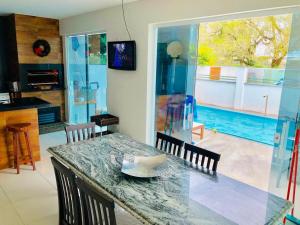 Η κουζίνα ή μικρή κουζίνα στο Casa Matinhos 100m do mar