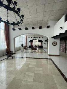 Großes Zimmer mit einer Lobby mit einem Kronleuchter in der Unterkunft Feeling Tip’Sea in San Juan + 73 Fotos