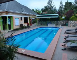 Πισίνα στο ή κοντά στο Lorycon Hotel Rukungiri