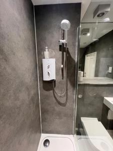La salle de bains est pourvue d'une cabine de douche et d'un lavabo. dans l'établissement John Knox's Apartment on Edinburgh's Royal Mile, à Édimbourg 17 autres photos