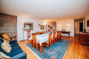 a kitchen and dining room with a table and chairs at Quarto Duplo com Jardim e Piscina in Póvoa de Lanhoso