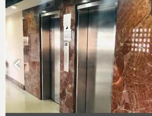 ein paar Metallhebewerke in einem Gebäude in der Unterkunft Feeling Tip’Sea in San Juan