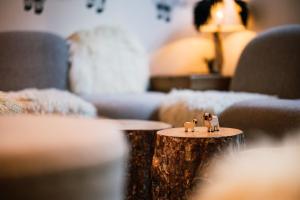 due animali giocattolo seduti su un tavolo in soggiorno di Europe Hotel & Spa a Zermatt