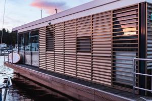 een gebouw op een dok naast het water bij Hausboot Paradise - LP9 in Peenemünde